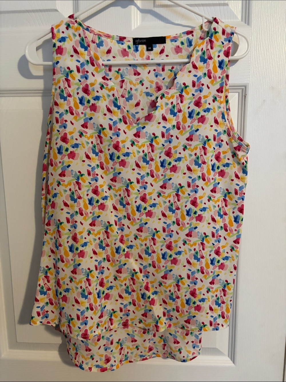 Gibson white sleeveless V-neck confetti floral tank